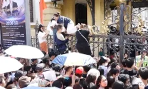 Chi tiền triệu săn vé 'concert quốc gia' miễn phí