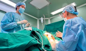 2,5 lít mủ phun trào sau 7 năm tiêm 'filler collagen' nâng vòng ba