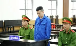 Cầm dao rình bạn gái trước cửa nhà nghỉ